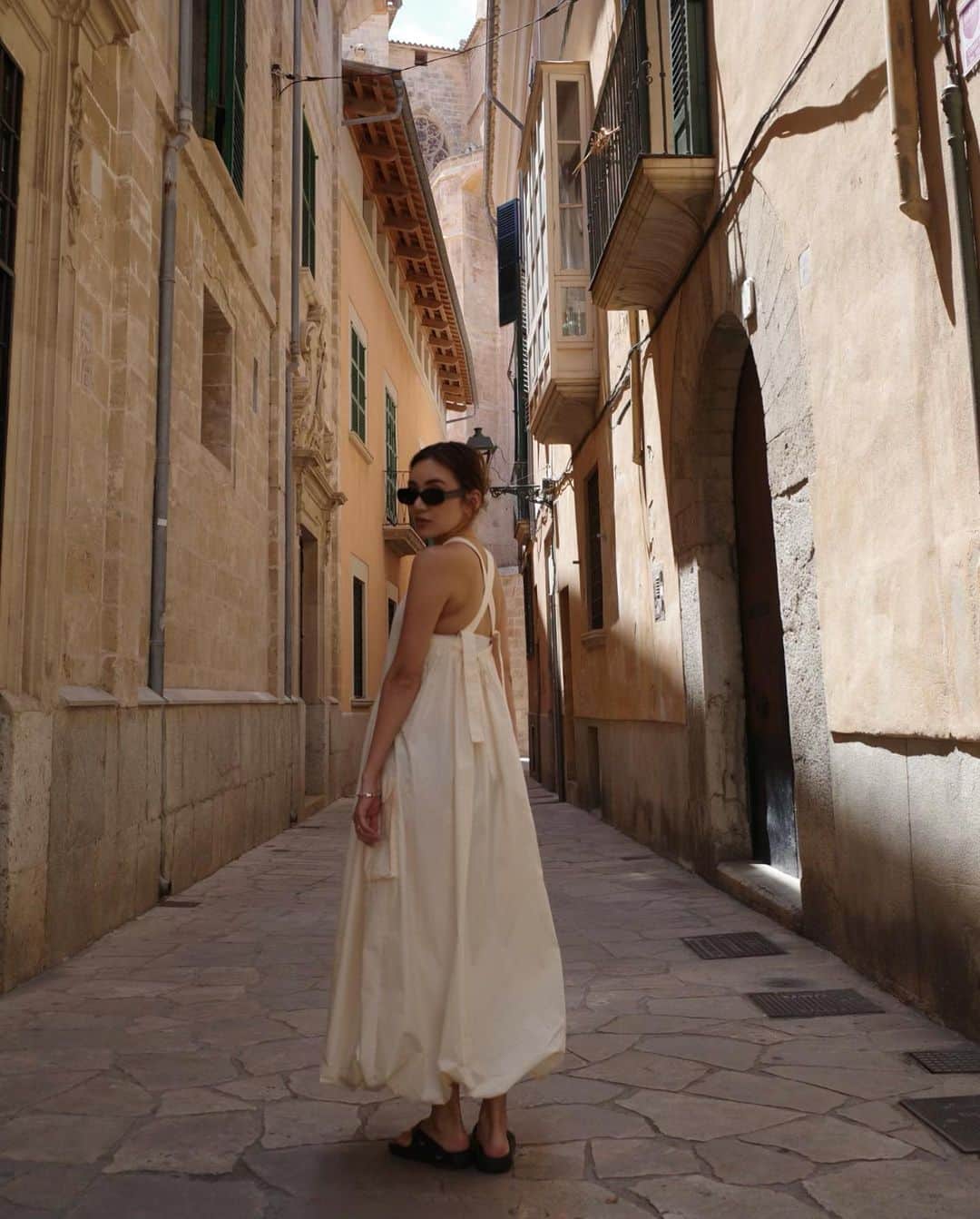 佐々木彩乃のインスタグラム：「📍Mallorca,Spain  バルセロナから飛行機で1時間  初マヨルカ島に来た🏝️  スペインの楽園といえばIBIZAだけどマタニティだしまったりできるマヨルカ島へ。  中心部Palmaの街並みが可愛過ぎるしビーチエリアではまったりした時間を過ごせて最高でした！ 絶対また来たい🫶」
