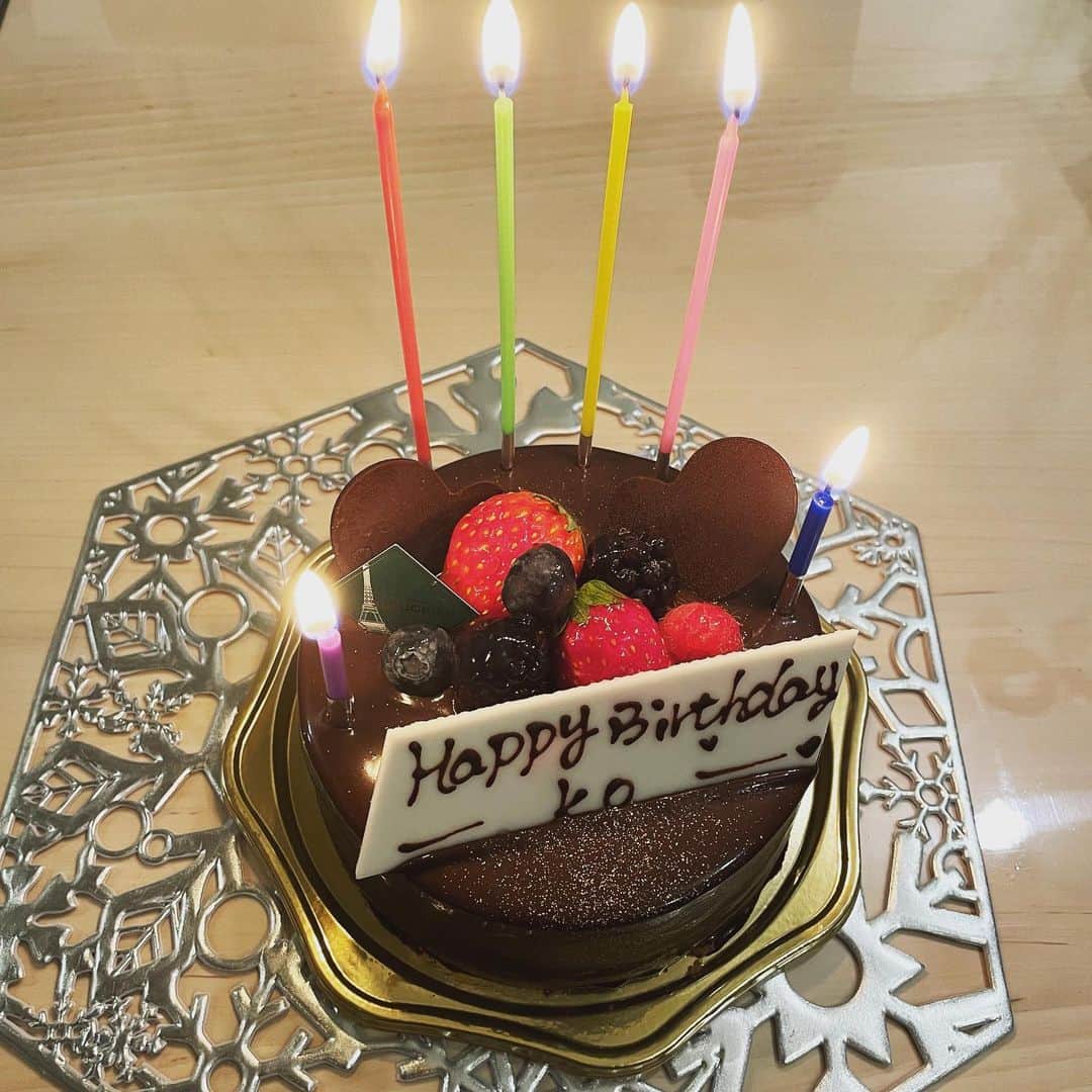 美甘子のインスタグラム：「昨日は夫こーくんの誕生日でした。 ゆうピーはるピーの生後2か月記念日でもあり、我が家はおめでたい日でしたが、双子育児で休む暇がなく、ケーキを食べる時間も夜遅くになりました。でもお祝いできて良かった😮‍💨 パパは育休も終わり、仕事復帰。幸い在宅ワークOKなので、いざという時は助かります。 パパおめでとう〜🎊㊗️ これからも育児頑張りましょう☺️  #パパの誕生日」