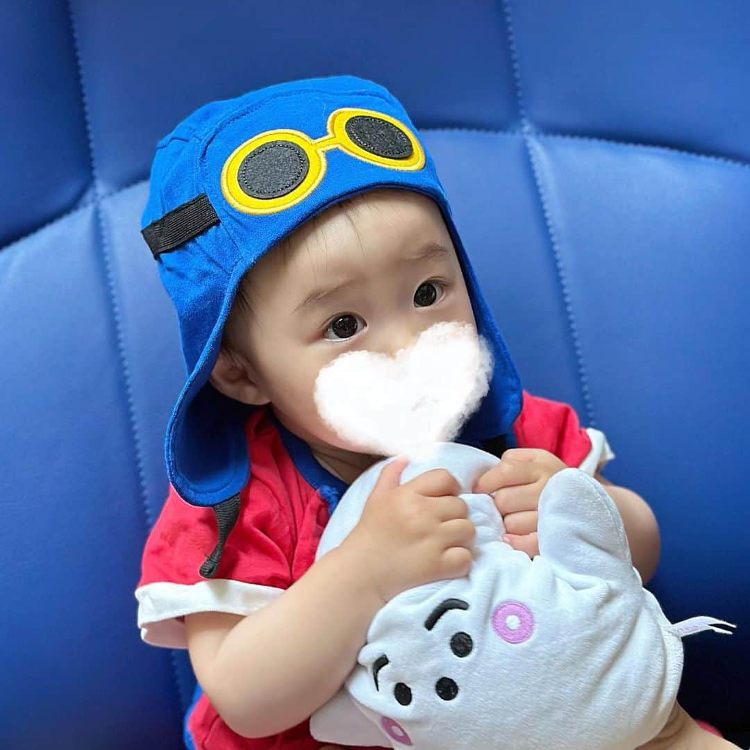サキ吉さんのインスタグラム写真 - (サキ吉Instagram)「行ってまいりました…！ ずっと楽しみにしてたシナぷしゅの映画👀🍿❤️ 0歳からOK！真っ暗じゃない照明に優しい音量、ぐずっても泣いても大丈夫😌 ． 前々から準備してたシナぷしゅ探検隊のお洋服で気合い満々(私が‪‪‪w‪w‪w)🔥 シナぷしゅ抱っこしながらベビ吉もきゃっきゃ笑って楽しんでた💓 最後はスクリーンと一緒に記念撮影出来た📸 わたしは感動して泣くし‪‪‪w‪家族で楽しめました💓 ． まだ公開から5日目なのに入場者特典のタンバリンは終わってて貰えなかったけど🥲🥲🥲 グッズは欲しかったもの購入出来た🫶 ． とにかく最高だった～～～ みんな赤ちゃん連れの優しい空間☺️💓 うちはたまたま集中して見てたけど、お互い様だからぐずっても泣いても嫌な顔してる人いなかったよ🫶 ベビいるママ達にはぜひ行って欲しい❤️ シナぷしゅにはこれからも毎日お世話になります💓 ． ． ．  #シナぷしゅ  #シナぷしゅthemovieぷしゅほっぺにゅうワールド  #シナぷしゅ大好き  #シナぷしゅグッズ  #シナぷしゅ探検隊   #新米ママ #女の子ママ #令和4年ベビー #女の子ベビー #赤ちゃんのいる暮らし #赤ちゃんのいる生活 #子育て #ママライフ #ママ垢さんと繋がりたい #0歳児ママ #産後ダイエット  #ベビー服  #ベビー用品  #10ヶ月ベビー  #映画デビュー」5月23日 19時44分 - sakikichi1201