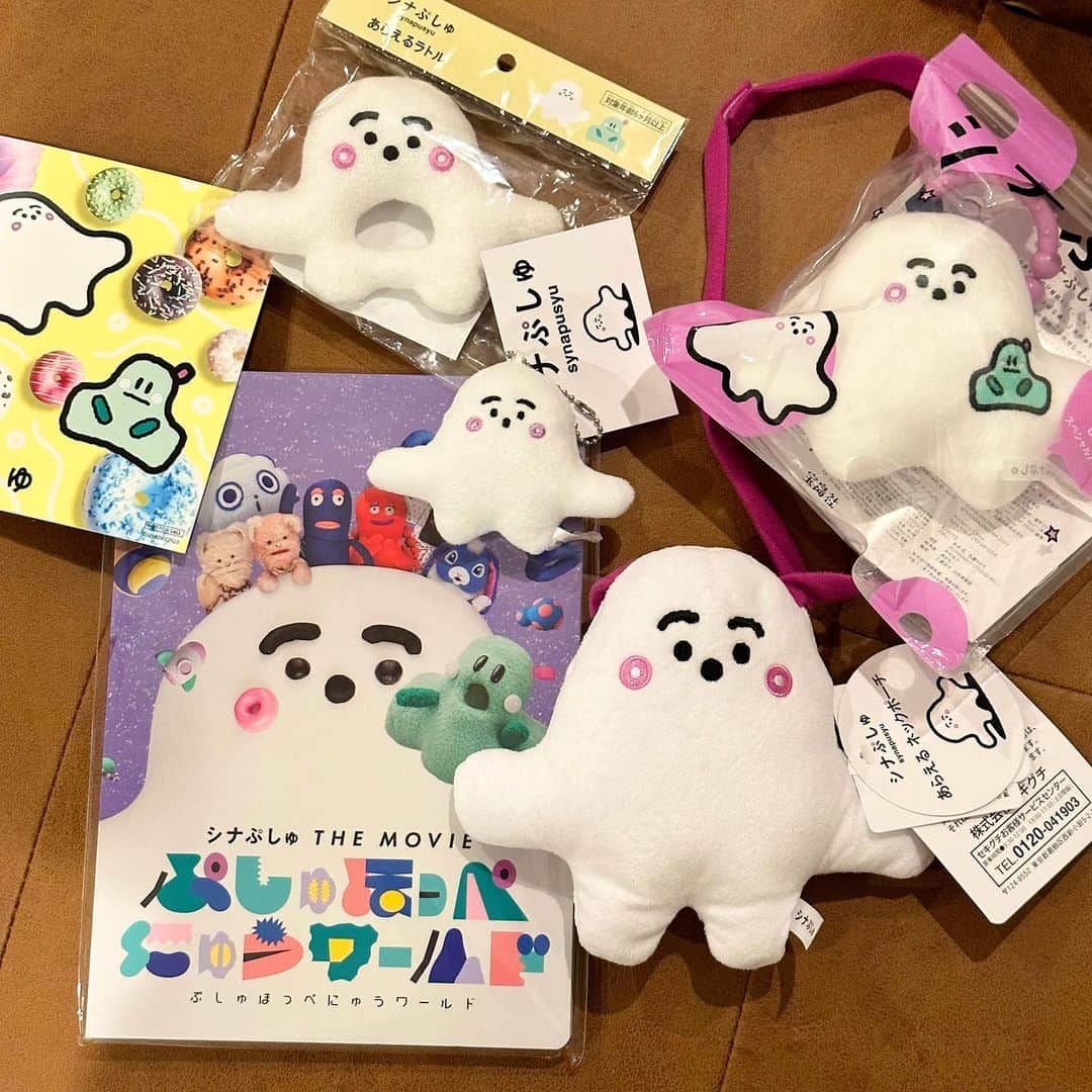 サキ吉さんのインスタグラム写真 - (サキ吉Instagram)「行ってまいりました…！ ずっと楽しみにしてたシナぷしゅの映画👀🍿❤️ 0歳からOK！真っ暗じゃない照明に優しい音量、ぐずっても泣いても大丈夫😌 ． 前々から準備してたシナぷしゅ探検隊のお洋服で気合い満々(私が‪‪‪w‪w‪w)🔥 シナぷしゅ抱っこしながらベビ吉もきゃっきゃ笑って楽しんでた💓 最後はスクリーンと一緒に記念撮影出来た📸 わたしは感動して泣くし‪‪‪w‪家族で楽しめました💓 ． まだ公開から5日目なのに入場者特典のタンバリンは終わってて貰えなかったけど🥲🥲🥲 グッズは欲しかったもの購入出来た🫶 ． とにかく最高だった～～～ みんな赤ちゃん連れの優しい空間☺️💓 うちはたまたま集中して見てたけど、お互い様だからぐずっても泣いても嫌な顔してる人いなかったよ🫶 ベビいるママ達にはぜひ行って欲しい❤️ シナぷしゅにはこれからも毎日お世話になります💓 ． ． ．  #シナぷしゅ  #シナぷしゅthemovieぷしゅほっぺにゅうワールド  #シナぷしゅ大好き  #シナぷしゅグッズ  #シナぷしゅ探検隊   #新米ママ #女の子ママ #令和4年ベビー #女の子ベビー #赤ちゃんのいる暮らし #赤ちゃんのいる生活 #子育て #ママライフ #ママ垢さんと繋がりたい #0歳児ママ #産後ダイエット  #ベビー服  #ベビー用品  #10ヶ月ベビー  #映画デビュー」5月23日 19時44分 - sakikichi1201