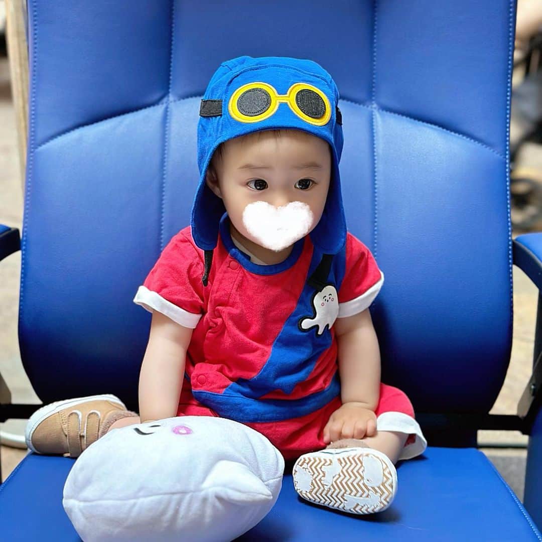 サキ吉さんのインスタグラム写真 - (サキ吉Instagram)「行ってまいりました…！ ずっと楽しみにしてたシナぷしゅの映画👀🍿❤️ 0歳からOK！真っ暗じゃない照明に優しい音量、ぐずっても泣いても大丈夫😌 ． 前々から準備してたシナぷしゅ探検隊のお洋服で気合い満々(私が‪‪‪w‪w‪w)🔥 シナぷしゅ抱っこしながらベビ吉もきゃっきゃ笑って楽しんでた💓 最後はスクリーンと一緒に記念撮影出来た📸 わたしは感動して泣くし‪‪‪w‪家族で楽しめました💓 ． まだ公開から5日目なのに入場者特典のタンバリンは終わってて貰えなかったけど🥲🥲🥲 グッズは欲しかったもの購入出来た🫶 ． とにかく最高だった～～～ みんな赤ちゃん連れの優しい空間☺️💓 うちはたまたま集中して見てたけど、お互い様だからぐずっても泣いても嫌な顔してる人いなかったよ🫶 ベビいるママ達にはぜひ行って欲しい❤️ シナぷしゅにはこれからも毎日お世話になります💓 ． ． ．  #シナぷしゅ  #シナぷしゅthemovieぷしゅほっぺにゅうワールド  #シナぷしゅ大好き  #シナぷしゅグッズ  #シナぷしゅ探検隊   #新米ママ #女の子ママ #令和4年ベビー #女の子ベビー #赤ちゃんのいる暮らし #赤ちゃんのいる生活 #子育て #ママライフ #ママ垢さんと繋がりたい #0歳児ママ #産後ダイエット  #ベビー服  #ベビー用品  #10ヶ月ベビー  #映画デビュー」5月23日 19時44分 - sakikichi1201