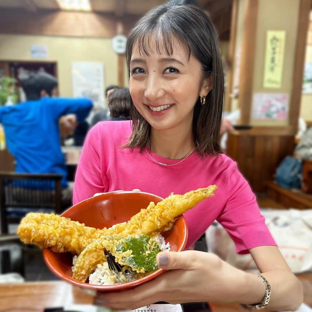 近藤夏子さんのインスタグラム写真 - (近藤夏子Instagram)「.     巨大！ あなご天丼👀 　  来た瞬間、大きすぎて笑いました😆 さいこう〜！ さっくさく、ふっわふわ！！  お寿司でもアナゴがトップ３に入るくらい好きです🧡 　 　 . #天丼 #あなご」5月23日 19時38分 - kondokako0804