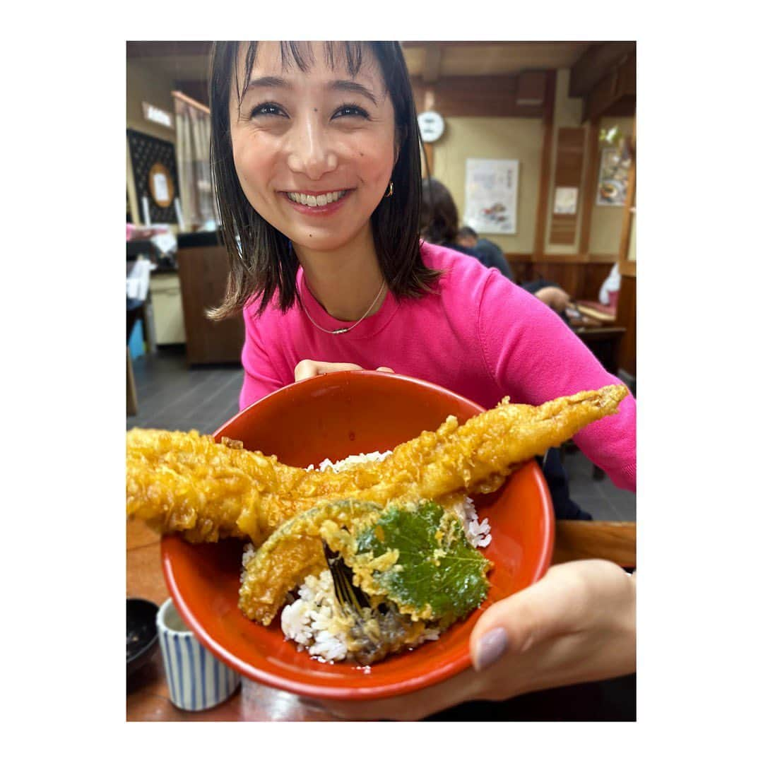 近藤夏子さんのインスタグラム写真 - (近藤夏子Instagram)「.     巨大！ あなご天丼👀 　  来た瞬間、大きすぎて笑いました😆 さいこう〜！ さっくさく、ふっわふわ！！  お寿司でもアナゴがトップ３に入るくらい好きです🧡 　 　 . #天丼 #あなご」5月23日 19時38分 - kondokako0804