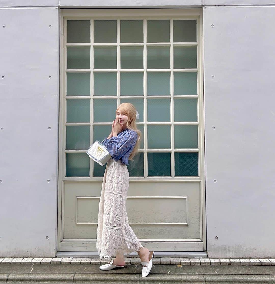 くまくまくまのインスタグラム：「・ この夏のおすすめアイテムといえば  おしゃれで、簡単に着こなせる、使いやすい  じわじわと人気上昇中で、トレンドにもなっている #レースフレアパンツ でしょー♡  @scolar_official @scolar_netshop  #ScoLar#スカラー#scolar_ootd#個性的#ハデカワ#着るアート#着こなし#着こなしコーデ#ootdshare#scolar公式PR#お出かけコーデ#韓国ファッション#ファッションコーデ#カジュアルコーデ#カジュアルファッション#アパレル#アパレルブランド#カジュアルガーリー#夏コーデ #夏服コーデ#フレアパンツ#レースパンツ」