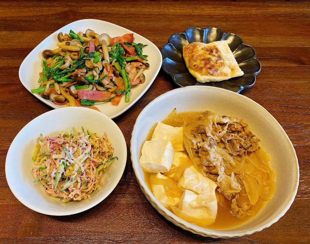 山崎ケイのインスタグラム：「🍽️ 肉どうふ 切り干し大根のゆかりマヨサラダ 春菊としめじとベーコン炒め 油揚げの納豆はさみ焼き  切り干し大根は水で戻して、きゅうりとマヨネーズとゆかりを混ぜたら簡単で美味しかった🙋‍♀️少し牛乳も入れました🙋‍♀️  #献立」