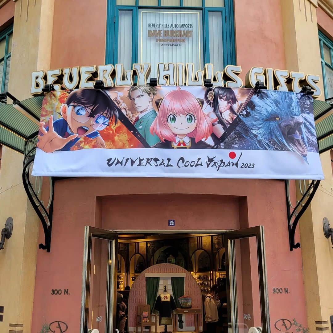みんちゃん のインスタグラム：「USJ  Cool japan 2023  アーニャパッケージのお菓子をお買い上げ🌈  #usj #ユニバ #ユニバーサルスタジオジャパン #大阪 #universalstudios#spyfamily」