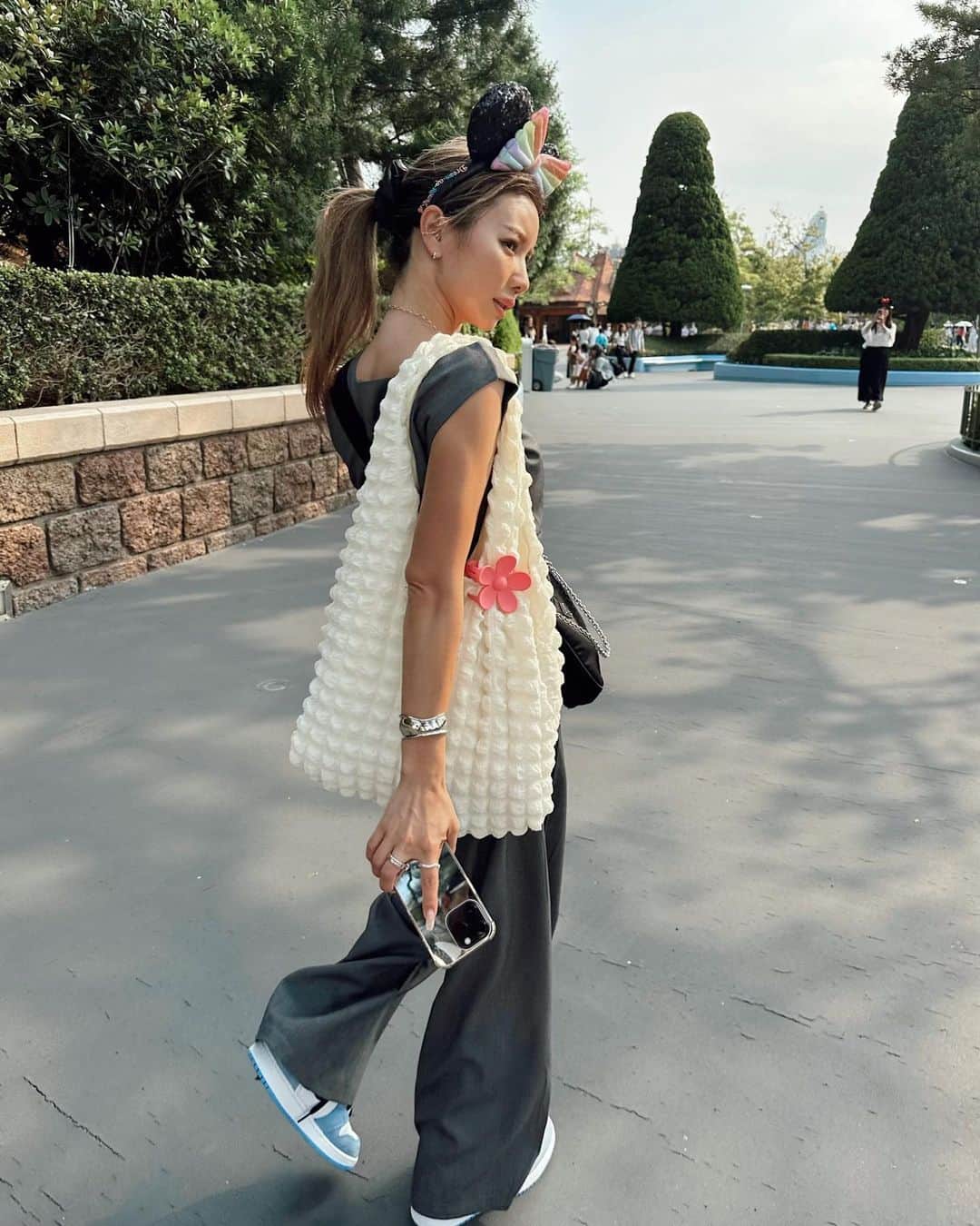 ✷kana✷のインスタグラム：「🏰🌈✨🧡  暑すぎて顔険しい。」