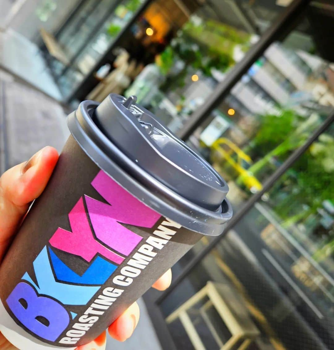 井上琴絵さんのインスタグラム写真 - (井上琴絵Instagram)「☕ . . こちらもあさんぽで☀️ . リバーサイドにあるおしゃれなお店☺ . 外国人の方にも人気のようで 朝からすごく賑わってた🌏️✈️✨ . 天気良かったからテラス席で ゆっくりしたかったなっ❤ . . @brooklynroastingjapan #brooklynroasingcompany #かふぇすたぐらむ#カフェ活#カフェ巡り #カフェ巡り好き#☕#おしゃれなカフェ #coffee#coffeegram#coffeelove#coffeetime #cafe#cafestagram#kitahamacafe#cafephotography」5月23日 19時53分 - kotoe.i15