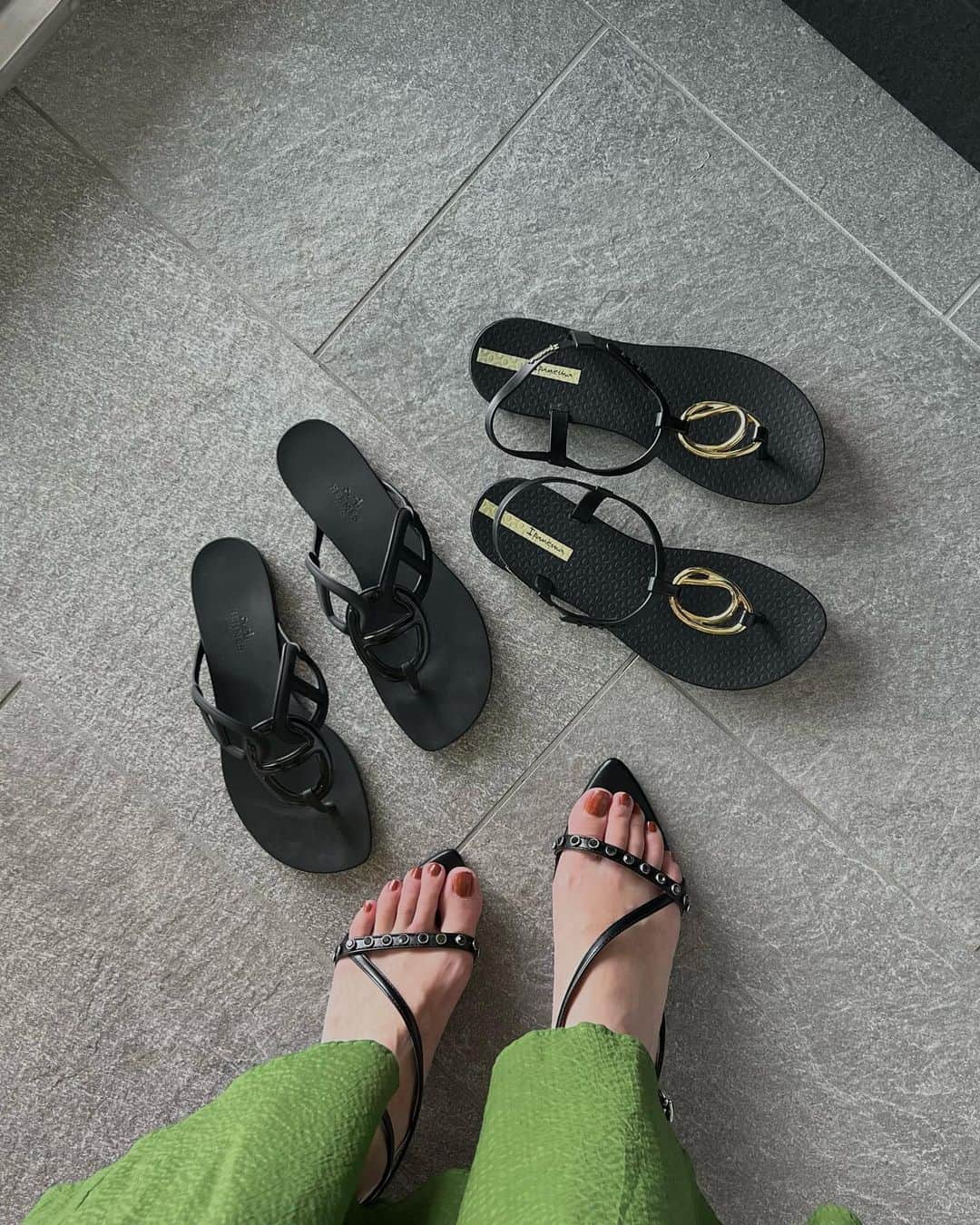 石黒美帆のインスタグラム：「. 旅先に持って行ったサンダル。 ブラックばかりだけどどれも使える♡ ⁡ 上２つはビーチサンダル！ 全然普段使い出来てしまいます🐒 ⁡」