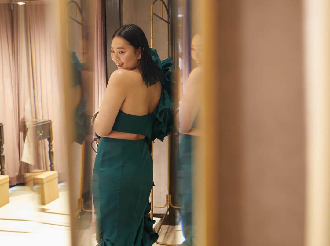 JUNOのインスタグラム：「.  完成したドレスは 彼女自身の魅力を最大限に引き出す 大胆なスリットやウエストのデザインと、シルエット。  自らセレクトした深いグリーンのカラーが、 彼女を大切に育んだ自然との一体感を感じさせます。  自由で豊かな存在として美しく輝く姿が、 私たちにも大きなパワーを与えてくれました。  Story 01.- 02. 公開中🕊  北原弥佳　　 リアルサイズモデル　 @mika_kitahara   プロフィールの🔗 またはJUNO公式WEBサイトより ぜひご覧ください。  #BeYourself_juno #あなたらしさを纏う日 #junowedding」