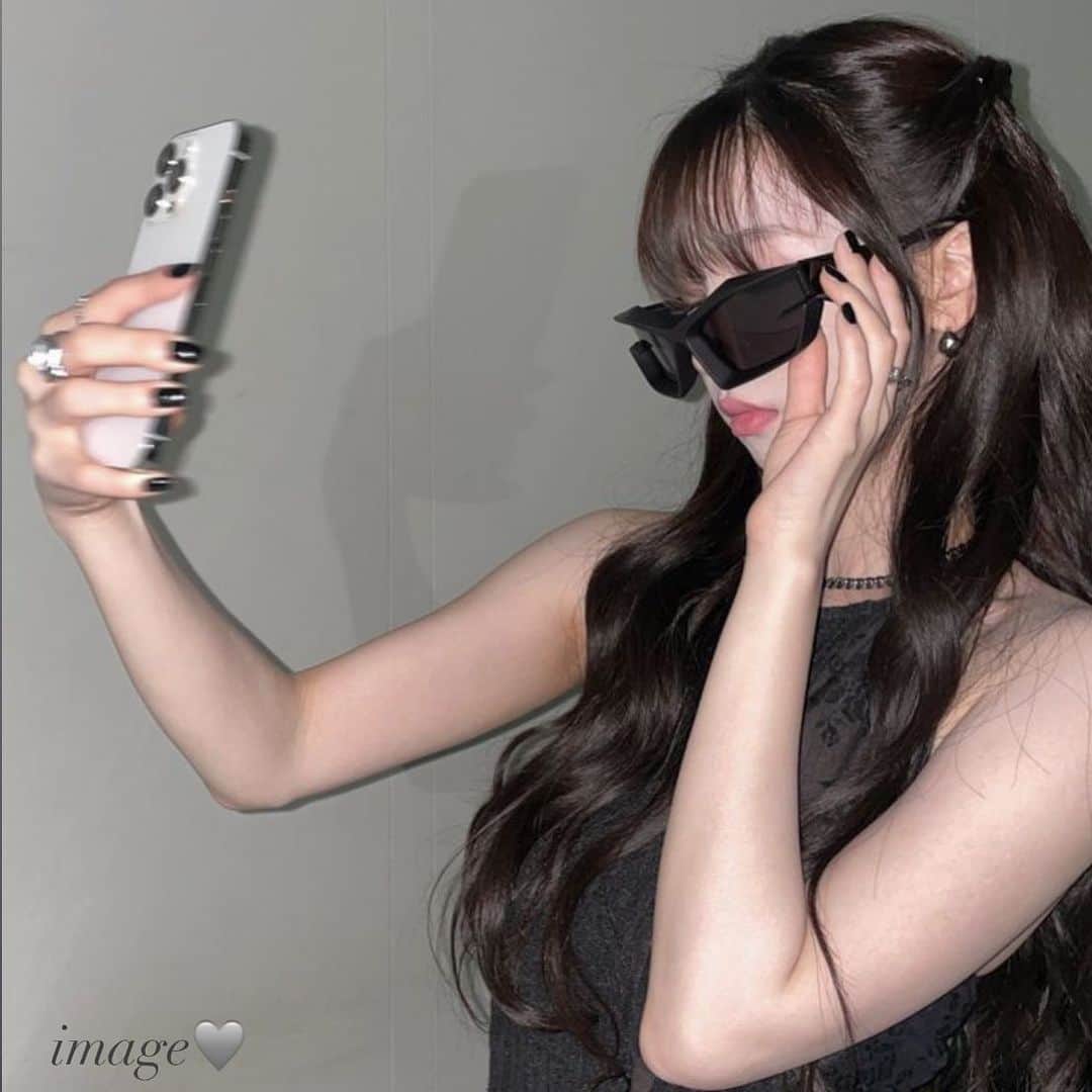 原涼香のインスタグラム：「カリナみたいな艶々ダークトーン可愛い🤍 お肌白く見えるし盛れます🎀 ㅤㅤㅤㅤㅤㅤㅤㅤㅤㅤㅤㅤㅤ (写真はイメージで私が撮影したものではございません) ㅤㅤㅤㅤㅤㅤㅤㅤㅤㅤㅤㅤㅤ」