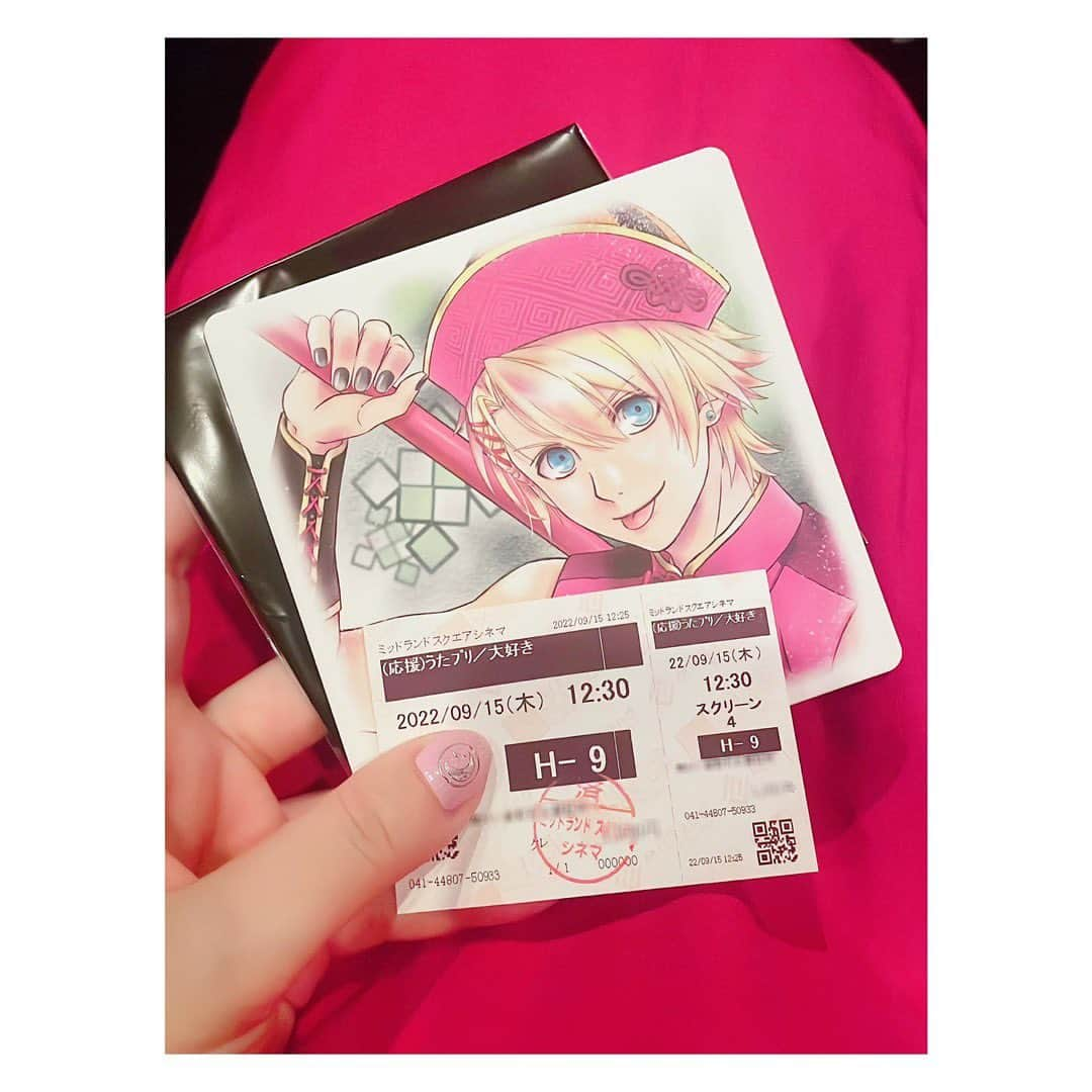 小河結香さんのインスタグラム写真 - (小河結香Instagram)「スタツア参戦⭐️🌈✈️ (2022/9/11・9/15)  うたの☆プリンスさまっ♪ ST☆RISHの劇場版LIVE 参戦して参りました✨  正直アニメ勢ですし 何よりカルナイ推しなもんで にわか過ぎて恐縮でしたが そんな私でも声を大にして言いたい❣️ LIVE形式の映画楽し過ぎ💖 正直マジLOVE1000%の時泣いた🥺  でも何より感動したのが 隣に座っていた真斗推しのお姉様が 全部の指にリンライ付けて ペンラも4本持って 推しのソロの時に必死に ペンラ振りながら泣いていたのを見た時… 普通に嬉しいと言うか微笑ましくなって思わず いいですね💙良かったですね💙 って声掛けそうになった🥰 涙出る程応援出来る存在に出会えるって 凄い幸せで素敵な事だよね👏  安易に二次元でしょ？ 実在しないし、たかが映像でしょ？ とか言ってみ？命ないわよ？ 生きてるからね！彼らは存在するから！  なんで同じ週に無事もう1回 スタツア搭乗して参りました✈️笑 今度はなっちゃんの曲で ペンラバンバン振った😆  運営さん？カルナイもありますよね？ お待ちしてますよ？(切実) ついでに顔がいい推しのBD画像も 記録しておきます🫶  #スタツア参戦 #うたプリ #劇場版うたプリ #オタ活 #推し活 #推し事 #ゆんのヲタ活記録」5月23日 20時01分 - yun2world