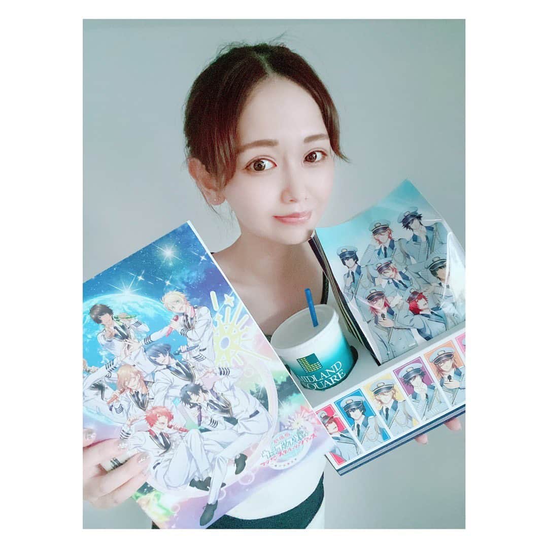 小河結香のインスタグラム：「スタツア参戦⭐️🌈✈️ (2022/9/11・9/15)  うたの☆プリンスさまっ♪ ST☆RISHの劇場版LIVE 参戦して参りました✨  正直アニメ勢ですし 何よりカルナイ推しなもんで にわか過ぎて恐縮でしたが そんな私でも声を大にして言いたい❣️ LIVE形式の映画楽し過ぎ💖 正直マジLOVE1000%の時泣いた🥺  でも何より感動したのが 隣に座っていた真斗推しのお姉様が 全部の指にリンライ付けて ペンラも4本持って 推しのソロの時に必死に ペンラ振りながら泣いていたのを見た時… 普通に嬉しいと言うか微笑ましくなって思わず いいですね💙良かったですね💙 って声掛けそうになった🥰 涙出る程応援出来る存在に出会えるって 凄い幸せで素敵な事だよね👏  安易に二次元でしょ？ 実在しないし、たかが映像でしょ？ とか言ってみ？命ないわよ？ 生きてるからね！彼らは存在するから！  なんで同じ週に無事もう1回 スタツア搭乗して参りました✈️笑 今度はなっちゃんの曲で ペンラバンバン振った😆  運営さん？カルナイもありますよね？ お待ちしてますよ？(切実) ついでに顔がいい推しのBD画像も 記録しておきます🫶  #スタツア参戦 #うたプリ #劇場版うたプリ #オタ活 #推し活 #推し事 #ゆんのヲタ活記録」