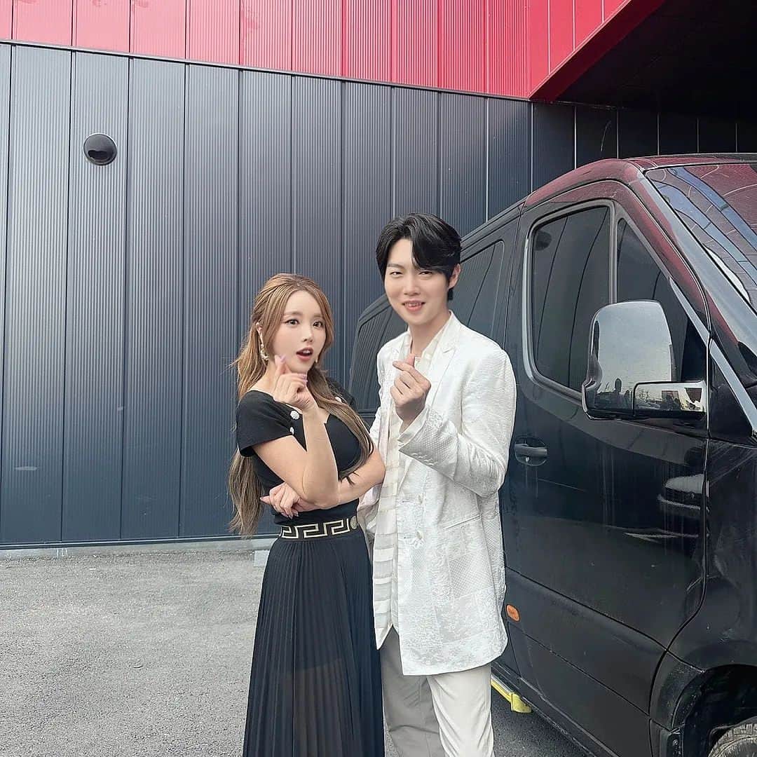 ホン・ジニョンのインスタグラム：「오늘밤 10시 #mbn #불타는장미단 #흥트페 #오늘밤에 씬나고 즐거운무대 함께해요♡」