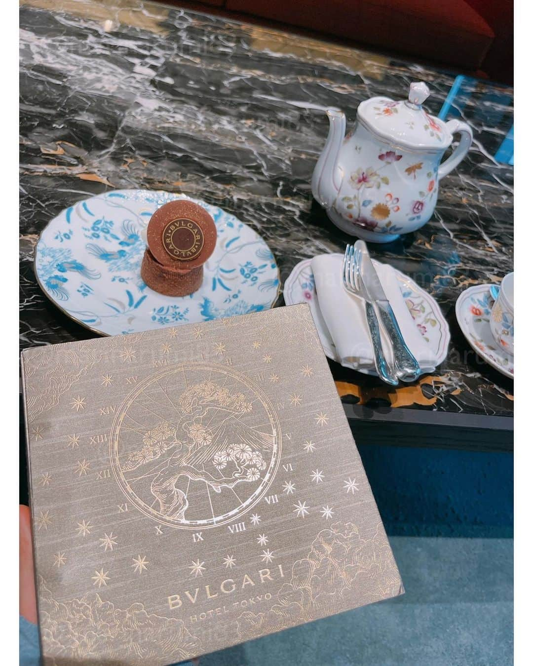 成海まりさんのインスタグラム写真 - (成海まりInstagram)「tea time ☕️🤍  今年4月にオープンしたブルガリホテル🌸  気になってたラウンジとバーに☺️  店員さんにどれがオススメか聞いて選んだケーキ、とっても美味しかった🍰💕  行く前は、大人っぽくてシックな感じかなぁ…☁️と思っていたけど、  実際に行くと華やかさもあって、素敵な扉や、模様…🦜🦚💕  とっても大好きな場所になった🥰🫶  @bulgarihotels  #bvlgarihotel #bvlgari #cake #tea #me #japanesegirl #girl #afternoontea #myfavoritespot #teatime #ootd #ブルガリホテル #ブルガリホテル東京 #ブルガリ」5月23日 19時55分 - marinarumi83