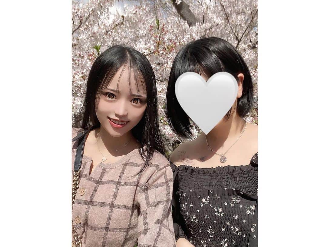 なつみさんのインスタグラム写真 - (なつみInstagram)「今更ながら🫢🌸 都内で1番お気に入りのお花見スポット🤍 都会で見る桜並木は、私にとってはとても新鮮でした🪄 これまでは関西の山や寺、城、公園が多かったから😂  この後はイタリアン🍽️行って2人で5人前ぐらい 食べて飲んでたくさん笑った😂💗 最高の1日でした💐  #ライブ配信#ライバー#八重歯#宅建士#宅建#宅地建物取引士#不動産営業#イギリス留学#バセドウ病#吃音症#過敏性腸症候群#🧢なつみ👻🍊#ファッション誌モデル#着物モデル#桜並木#六本木ミッドタウン#ブロッサムラウンジ#シングルトン#thesingletonblossomlounge #gravesdisease#stuttering」5月23日 19時55分 - natsumipeanuts