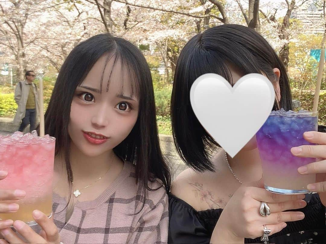 なつみさんのインスタグラム写真 - (なつみInstagram)「今更ながら🫢🌸 都内で1番お気に入りのお花見スポット🤍 都会で見る桜並木は、私にとってはとても新鮮でした🪄 これまでは関西の山や寺、城、公園が多かったから😂  この後はイタリアン🍽️行って2人で5人前ぐらい 食べて飲んでたくさん笑った😂💗 最高の1日でした💐  #ライブ配信#ライバー#八重歯#宅建士#宅建#宅地建物取引士#不動産営業#イギリス留学#バセドウ病#吃音症#過敏性腸症候群#🧢なつみ👻🍊#ファッション誌モデル#着物モデル#桜並木#六本木ミッドタウン#ブロッサムラウンジ#シングルトン#thesingletonblossomlounge #gravesdisease#stuttering」5月23日 19時55分 - natsumipeanuts