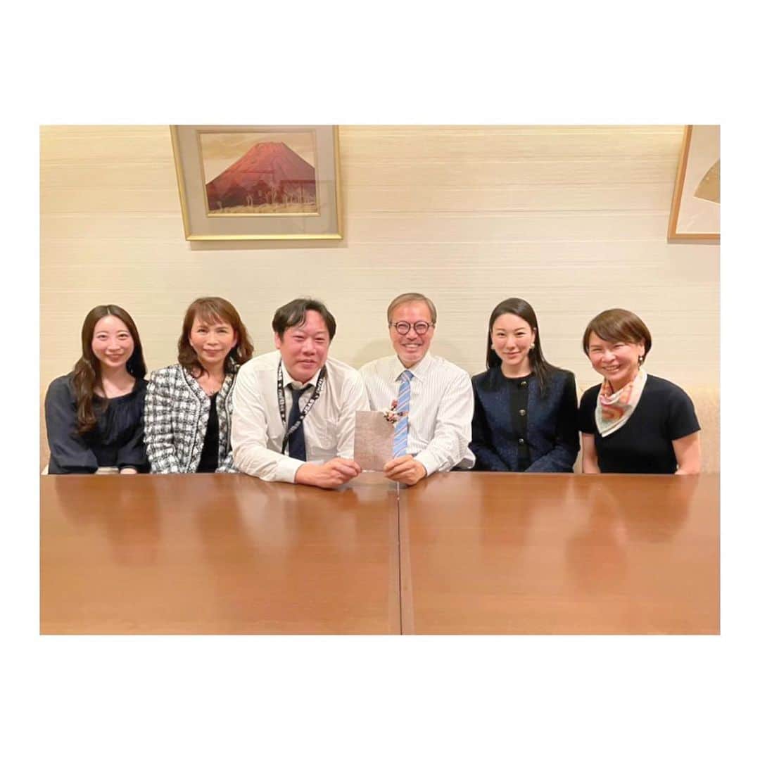 西川礼華のインスタグラム：「先日、シルファームXの開発者であるJongju Na先生が日本美容外科学会での講演のため来日しました。光栄なことに、シルファームXの原理や治療プロトコルについてNa先生と直接ディスカッションする機会を持ちました！  Na先生はシルファームXの仕組みについて情熱的に語ってくださいました。この革新的な機器は、皮膚の基底膜に働きかけることで肝斑や他の様々な皮膚の問題を効果的に改善することができます。その仕組みは科学的に裏付けられており、新たな肌質改善治療法として期待されています。類似の韓国製ニードルRF機器との違いも詳しくNa先生がお話くださり、そちらの類似機器の肝斑への治療効果の不安定さについても納得しました😅  Na先生だけでなく、KO Clinicの黄先生も情熱的に日本人の肝斑症例について語ってくださいました。黄先生の豊富な経験と専門知識に基づく洞察は、非常に貴重なものでした。黄先生のお話から、シルファームXが難治性肝斑治療においても大いに期待できることが分かりました。写真はNa先生、黄先生、高須クリニック 高須英津子先生、シロノJクリニック 清家先生、KO Clinic 堀江先生と私。  シルファームXの普及と研究の進展に貢献できるよう、SBCで私も積極的に取り組んでいきます！  #シルファームX #肝斑治療 #革新的テクノロジー #皮膚科 #ニードルrf #sylfirmx  #湘南美容クリニック #ayakanishikawa #西川礼華」