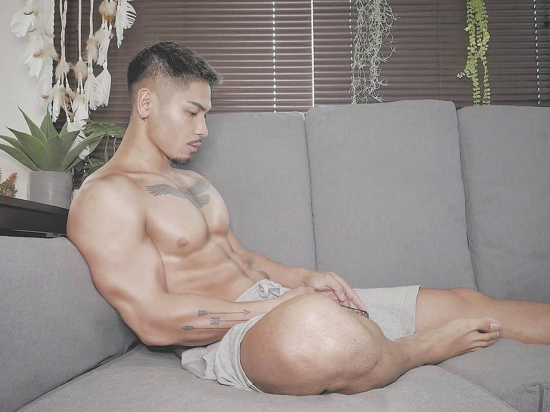ARU【アル】のインスタグラム：「Always chill out . hehe #AruSakurada #flexfriday #flexing #muscle #leanmuscle #leangains #ripped #shredded #aesthetic #physique #fitness #fitnessmotivation #fitnessaddict #fitnessgoals #bodygoals #discipline #consistency #results」