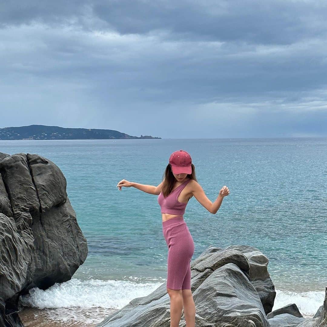 西内ひろさんのインスタグラム写真 - (西内ひろInstagram)「📍フランス/コルス島🇫🇷(アバルテロビーチ)  島ではKIGINUが大活躍でした🏝 @kiginu.official  ＊ローシルクニットショートパンツ ＊ブラトップ ＊インド茜100%で染めたキャップ  気持ちよくて、ハイキングにもおすすめです👍  コルシカ島の中にあるアバルテロと言うエリアのビーチで 岩が物凄くかっこよかったです🙏  自然が作り出すアートだね☺️  #コルス島 #アバルテロ #フランス #france  #corse #travel #西内ひろのオススメ旅  #旅行好きな人と繋がりたい  #ハイキング  #ハイキング女子」5月23日 19時56分 - 0214hiro