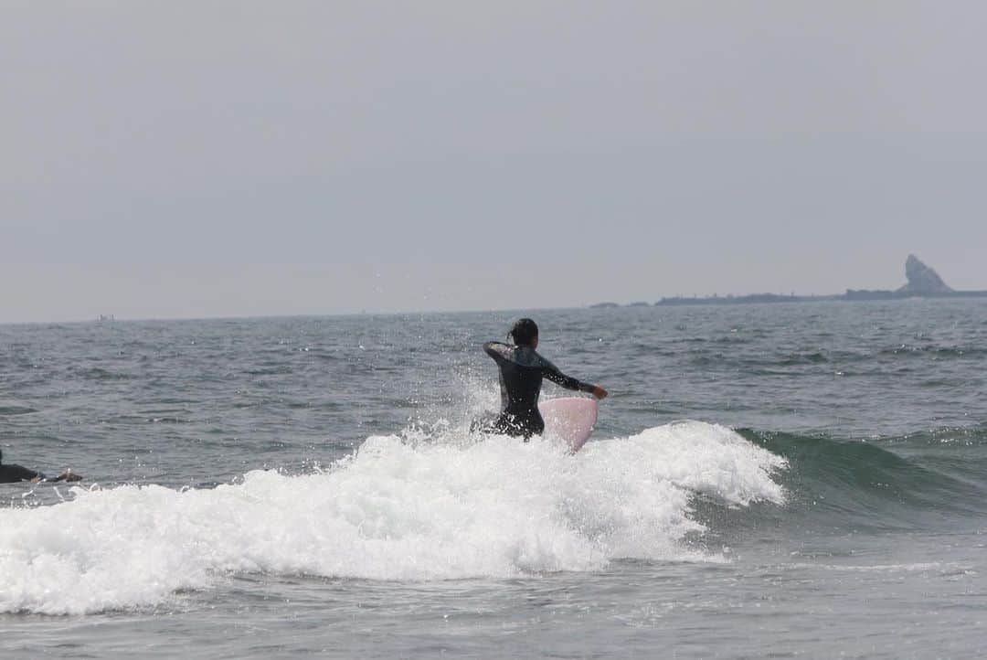 水野亜彩子さんのインスタグラム写真 - (水野亜彩子Instagram)「. @thesurffestival で行われたエキシビジョン🌟 　 海から見た沢山の方でビーチを埋め尽くす光景が 今でも忘れられず、とても良い思い出になりました♥️  今回はツインフィンでサーフィンを行った後 @naoomura と小学生ぶりの2人乗りにもチャレンジ❣️ とても素敵な思い出がまた1つ増えました👯‍♀️  サーフィンの楽しみ方は無限大♾❗️と 改めて自分も気づくきっかけとなりました✨ 見て頂いた方にもサーフィン、そして海の楽しみ方は 無限大で楽しいものなんだ🌟 と思ってもらえていたら嬉しいです🌈  素敵な機会をありがとうございました💎✨  @photos_kanata  #surfing #サーフィン」5月23日 19時58分 - asakomizuno