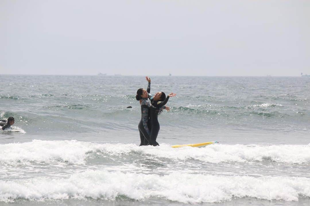 水野亜彩子さんのインスタグラム写真 - (水野亜彩子Instagram)「. @thesurffestival で行われたエキシビジョン🌟 　 海から見た沢山の方でビーチを埋め尽くす光景が 今でも忘れられず、とても良い思い出になりました♥️  今回はツインフィンでサーフィンを行った後 @naoomura と小学生ぶりの2人乗りにもチャレンジ❣️ とても素敵な思い出がまた1つ増えました👯‍♀️  サーフィンの楽しみ方は無限大♾❗️と 改めて自分も気づくきっかけとなりました✨ 見て頂いた方にもサーフィン、そして海の楽しみ方は 無限大で楽しいものなんだ🌟 と思ってもらえていたら嬉しいです🌈  素敵な機会をありがとうございました💎✨  @photos_kanata  #surfing #サーフィン」5月23日 19時58分 - asakomizuno