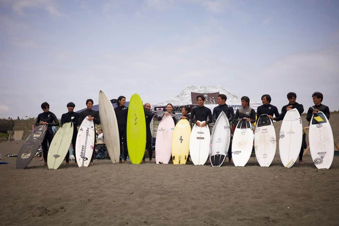 水野亜彩子のインスタグラム：「. @thesurffestival で行われたエキシビジョン🌟 　 海から見た沢山の方でビーチを埋め尽くす光景が 今でも忘れられず、とても良い思い出になりました♥️  今回はツインフィンでサーフィンを行った後 @naoomura と小学生ぶりの2人乗りにもチャレンジ❣️ とても素敵な思い出がまた1つ増えました👯‍♀️  サーフィンの楽しみ方は無限大♾❗️と 改めて自分も気づくきっかけとなりました✨ 見て頂いた方にもサーフィン、そして海の楽しみ方は 無限大で楽しいものなんだ🌟 と思ってもらえていたら嬉しいです🌈  素敵な機会をありがとうございました💎✨  @photos_kanata  #surfing #サーフィン」