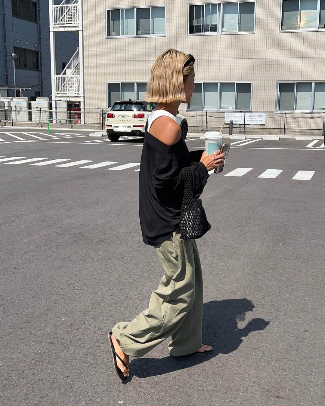 annaのインスタグラム：「.  3wayで使える万能の お気に入りのトップス🖤🖤 @__segur.__  ワンショルがお気分でした☺️  キャミINしても可愛いし 今年っぽくアメスリにしたよー❤️‍🔥  今日再販です😍！ 新色のベージュもめちゃ気になってる🫶  tops ⋆ @__segur.__  inner ⋆ @canaljean  pants ⋆ @sheinofficial  shoes ⋆ @tkees   #夏コーデ#春夏コーデ#カジュアル#カジュアルコーデ#大人カジュアル#オトナカジュアル#ゆるコーデ#プチプラ#ワンショル#ワンショルダー#158cmコーデ#骨格ナチュラル#きょこ#海外ファッション#海外ファッションコーデ#カーゴパンツ#トレンドコーデ」