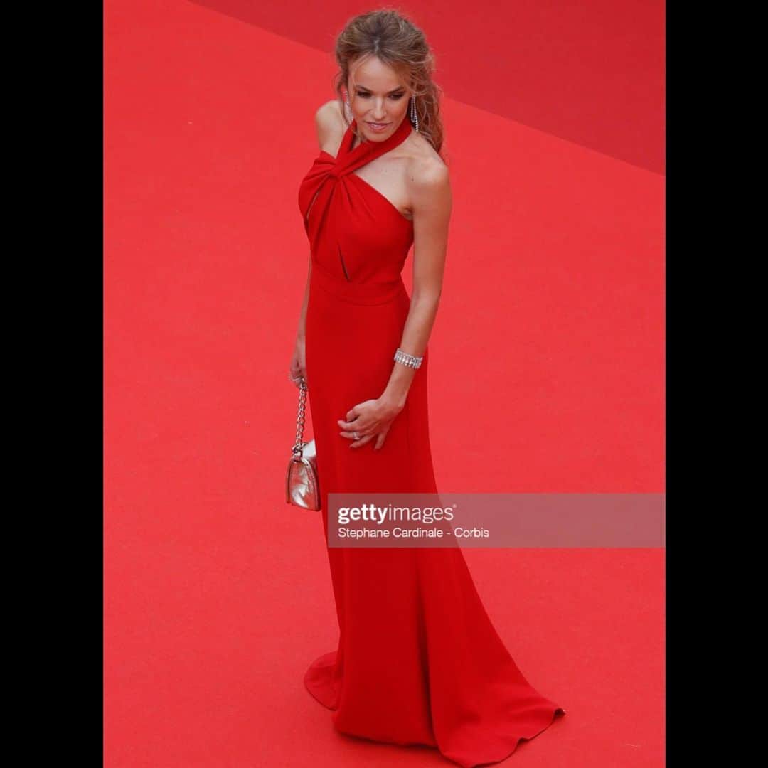 エロディ・フォンタンのインスタグラム：「Merci à @dessangeparis de m’avoir chouchouté pour cette montée des marches 🙏🏼💖💆🏼‍♀️ Merci à @eliesaabworld pour cette magnifique robe et à @messikajewelry pour les bijoux 🤩  Et à ma super copine @seize.12 de m’avoir accompagné 😁 #festivaldecannes #monteedesmarches #dessange #messika #eliesaab」