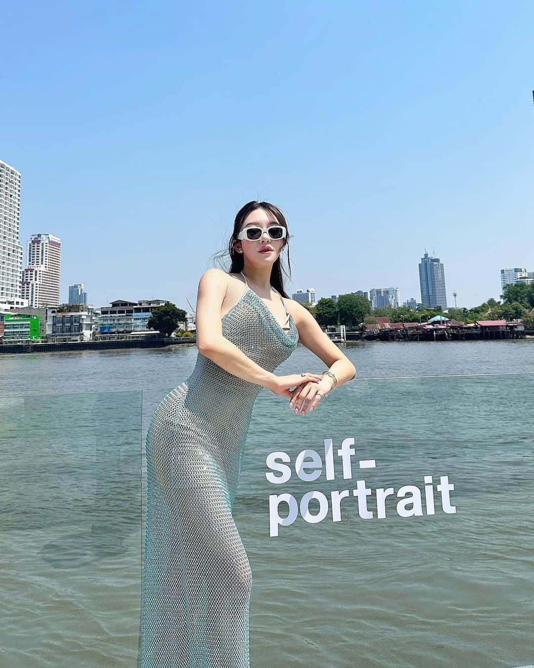 マーイ＝ナパサシ スラワンのインスタグラム：「Here for @selfportraitbangkok ☁️💙💜 แดดเที่ยงเราก็สู้ 😎」