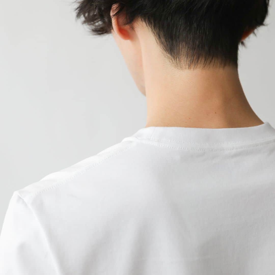 Factelier(ファクトリエ)さんのインスタグラム写真 - (Factelier(ファクトリエ)Instagram)「【首がよれにくくやや肉厚で心地よさ抜群。特注生地の綿100％Tシャツ】 . “心地よさ”を徹底的に追い求めて完成したコットン100％のTシャツ。  あまりに気持ちよさに、気づけば思わず手に取ってしまう。毎日のように着たくなる1枚に仕上がっています。 . ※同素材でクルーネックとVネックをご用意しています。(本ページはVネックをご紹介します) . <特徴> . ■「非常になめらか」では伝え切れない 　圧倒的に気持ちいい生地 . ■シルク以上カシミヤ未満。 　ラフすぎずきれいめすぎない生地 . ■微光沢で1枚で着ても上質な雰囲気 . ■スタイリッシュに見える秘密は 　ジャケットの袖付けと同じ仕様を採用 . ■“異番手使い”の首周りで 　耐久性と肌アタリ抜群 　～Vネックは浅めですっきりと～ . ■洗濯10回試験後も変わらない風合い . . ▶︎心地よさを極めたコットンTシャツ/Vネック color：ホワイト、ブラック、ネイビー size：S/M/L/LL price：￥8,800 . . ---------- 語れるもので日々を豊かに . ファクトリエはメイドインジャパンの工場直結ファッションブランドです。 職人の情熱と最高の技術がつまった、人に語りたくなるものを長く大切に使ってもらいたい、そんな想いと共に語れる本物をお届けします。 . ▽公式サイトはプロフィールのURLから @factelier . #ファクトリエ #factelier #TFC #メイドインジャパン #日本製 #ベーシック #良いものを長く #クラフトマンシップ #語れるもので日々を豊かに #東紀繊維 #Tシャツ #Vネックt #セットインスリーブ #透けにくい白無地tシャツ #透けにくい白」5月23日 20時00分 - factelier