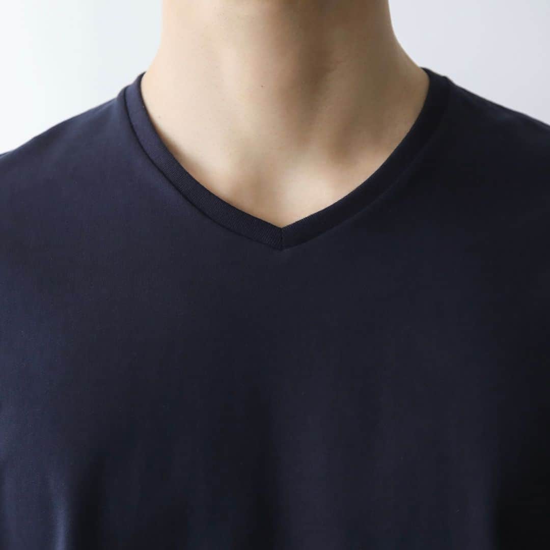Factelier(ファクトリエ)さんのインスタグラム写真 - (Factelier(ファクトリエ)Instagram)「【首がよれにくくやや肉厚で心地よさ抜群。特注生地の綿100％Tシャツ】 . “心地よさ”を徹底的に追い求めて完成したコットン100％のTシャツ。  あまりに気持ちよさに、気づけば思わず手に取ってしまう。毎日のように着たくなる1枚に仕上がっています。 . ※同素材でクルーネックとVネックをご用意しています。(本ページはVネックをご紹介します) . <特徴> . ■「非常になめらか」では伝え切れない 　圧倒的に気持ちいい生地 . ■シルク以上カシミヤ未満。 　ラフすぎずきれいめすぎない生地 . ■微光沢で1枚で着ても上質な雰囲気 . ■スタイリッシュに見える秘密は 　ジャケットの袖付けと同じ仕様を採用 . ■“異番手使い”の首周りで 　耐久性と肌アタリ抜群 　～Vネックは浅めですっきりと～ . ■洗濯10回試験後も変わらない風合い . . ▶︎心地よさを極めたコットンTシャツ/Vネック color：ホワイト、ブラック、ネイビー size：S/M/L/LL price：￥8,800 . . ---------- 語れるもので日々を豊かに . ファクトリエはメイドインジャパンの工場直結ファッションブランドです。 職人の情熱と最高の技術がつまった、人に語りたくなるものを長く大切に使ってもらいたい、そんな想いと共に語れる本物をお届けします。 . ▽公式サイトはプロフィールのURLから @factelier . #ファクトリエ #factelier #TFC #メイドインジャパン #日本製 #ベーシック #良いものを長く #クラフトマンシップ #語れるもので日々を豊かに #東紀繊維 #Tシャツ #Vネックt #セットインスリーブ #透けにくい白無地tシャツ #透けにくい白」5月23日 20時00分 - factelier