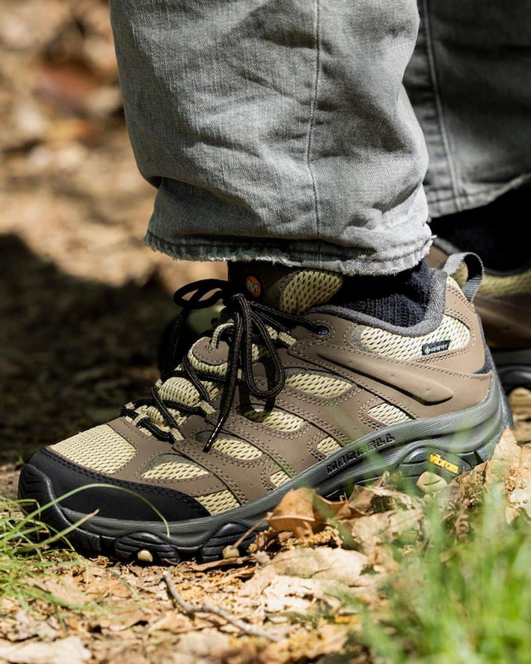 のインスタグラム：「おんぶに抱っこ間違いなし！ 〈MERRELL〉の全天候型スニーカー『MOAB 3 SYNTHETIC GORE-TEX®︎』  @happyoutsidebeams  アウトドアライフを最大限に満喫するためには“環境整備”が不可欠。  ハイキングブーツの開発にルーツを持つ〈MERRELL（メレル）〉は、外遊びのプロたちが絶大な信頼を置くブランドのひとつです。  1980年代当時には、雑誌『バッグパッカーマガジン』において“北米で最も機能的で快適な靴”と特集され、アウトドアとアドベンチャーの英知を結集させた各種シューズは、自然を謳歌する人々の足元を支えてきました。  数あるラインアップより令和の〈MERRELL〉を代表する「MOAB 3」は、多種多様なフィールドに適応する全天候型スニーカーとして、アクティブシーンのフロントマンに君臨しています。  記事の続きはこちらから！ https://bit.ly/3pZOzOx 🔗→@beams_official ストーリーズハイライト”Features”より  #merrell #happyoutsidebeams #メレル #ハッピーアウトサイドビームス #beams #ビームス」
