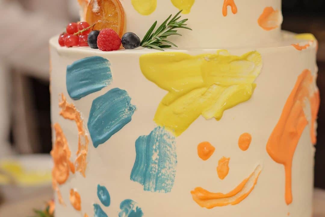 BARN&FOREST148さんのインスタグラム写真 - (BARN&FOREST148Instagram)「@barn_and_forest148 ・ ・ Painting Cake…*  敷地内の工房にて専属のパティシエが おふたりのウェディングケーキを手作りしております！  ブライダルフェアのご予約やお問合せは InstagramのDMでも承っております*  #ウエディングケーキ #ケーキペインティング #ケーキペイント #ラウンドケーキ #千葉花嫁 #ナチュラルウエディング #バーンアンドフォレスト148 #148cafe #ガーデンウエディング #barnandforest148 #卒花嫁 #着飾る恋には理由があって #プレ花嫁 #千葉結婚式 #バーンウエディング #barnwedding #weddingcakedesign #ラスティックウエディング #バーンアンドフォレスト #ガーデン挙式 #weddingcake #ケーキ #148花嫁 #流山おおたかの森 #千葉結婚式場 #結婚式場 #weddingcakesideas #100年後も語り継がれる結婚式」5月23日 20時00分 - barn_and_forest148