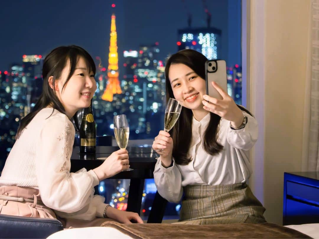 品川プリンスホテルさんのインスタグラム写真 - (品川プリンスホテルInstagram)「誕生日や推し活にもおすすめ✨大切な人の誕生日をあなたが演出☆  大きな窓から東京タワーを眺めながら、スパークリングワインで乾杯🥂  お祝いに欠かせないバースデーバルーンとスパークリングワインは、あらかじめお部屋にご用意させていただきます。  ご持参いただいたお花・バースデーケーキなどと自由に組み合わせていただくことで、ふたりだけの特別なアニバーサリーステイをお楽しみいただけます！  詳しくはプロフィール欄のリンクより公式Webサイトをご覧ください🔍  #品川プリンスホテル #品プリ #プリンスホテル #東京ホテル #ホテルステイ #近場旅 #推し #推し活 #推しの誕生日 #誕生日ケーキ #アニバーサリー #ホテル女子会 #ホカンス #ホテル好き #ホテル好きと繋がりたい #ホテルステイ好きな人と繋がりたい #誕生日ケーキ #アニバーサリー #ホテル女子会 #記念日 #誕生日 #バースデー #shinagawaprincehotel #tokyo #shinagawa #princehotels」5月23日 20時00分 - shinagawaprincehotel