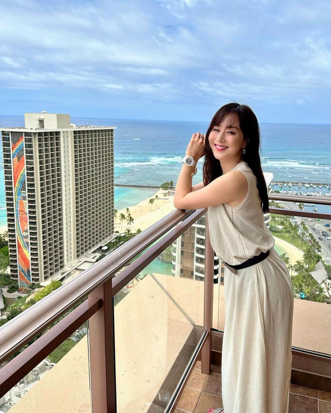 村上麻衣のインスタグラム：「𓆉𓆉𓆉GRAND　WAIKIKIAN　BY　HILTON　GRAND　VACATIONS𓆉𓆉𓆉  初めてヒルトンハワイアンビレッジ内に宿泊させてもらいました。 ビレッジ内には沢山のプールやラグーンやショップがあり、まさに「村」👀 ⁡ 38階から見る夜景や夕焼けに輝く海はとても美しく、 最高に癒されました🏝️✨ ⁡ 寝室は２つもあったのに、 「寂しいから〜」と毎晩お友達のベットに行って一緒に寝てた😂 ⁡ @ayucoco219 ちゃん、ありがとう🩷  #grandwikikian #hilton #hawaii #wikiki #honolulu #ハワイ#ハワイ旅行#ヒルトンハワイアンビレッジ #hiltonhawaiianvillage #海外旅行」