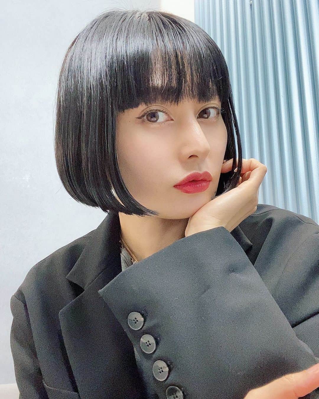 佐藤乃莉のインスタグラム：「今日は寒い…🦭  #ボブヘア#ぱっつん #黒髪ボブ」