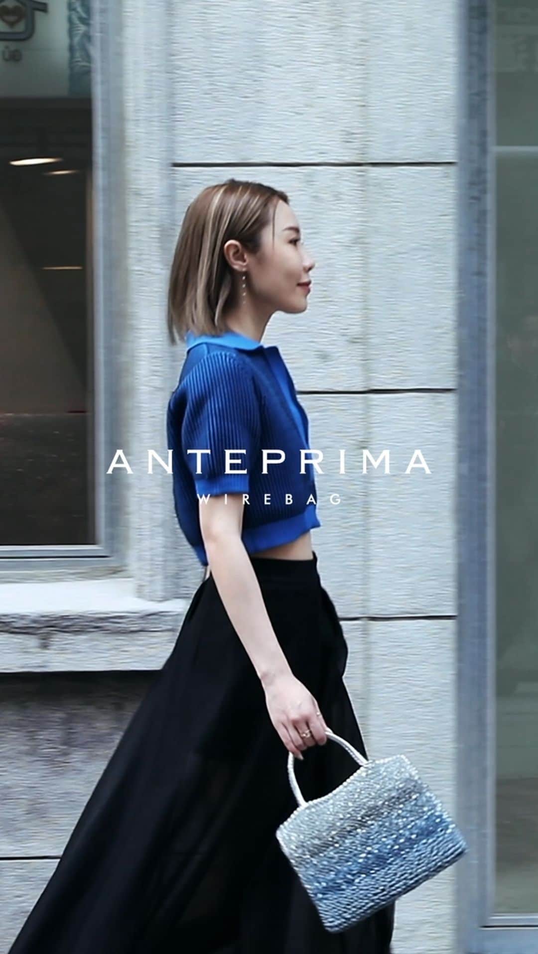 のインスタグラム：「Summer Gradient.  Adding an oceanic aura to your summer attire, the #ANTEPRIMA #SS23 MOTIVO GRADIAZIONE #WIREBAG in Multi Blu is perfect to demonstrate the refreshing note in this season. Let’s follow @natfu steps to discover the hidden gem of Hong Kong!  Shop the MOTIVO GRADIAZIONE WIREBAG now.  #SpringSummer2023 #SS23 #ANTEPRIMA #WIREBAG #SummerBag #BeachBag #PoolBag #WaterResistenceBag #Miniature #MicroBag #MiniBag #CraftBag #CrochetBag #Handcraft #KnitBag #WorkBag #ItalianDesign #Craftmanship #アンテプリマ」