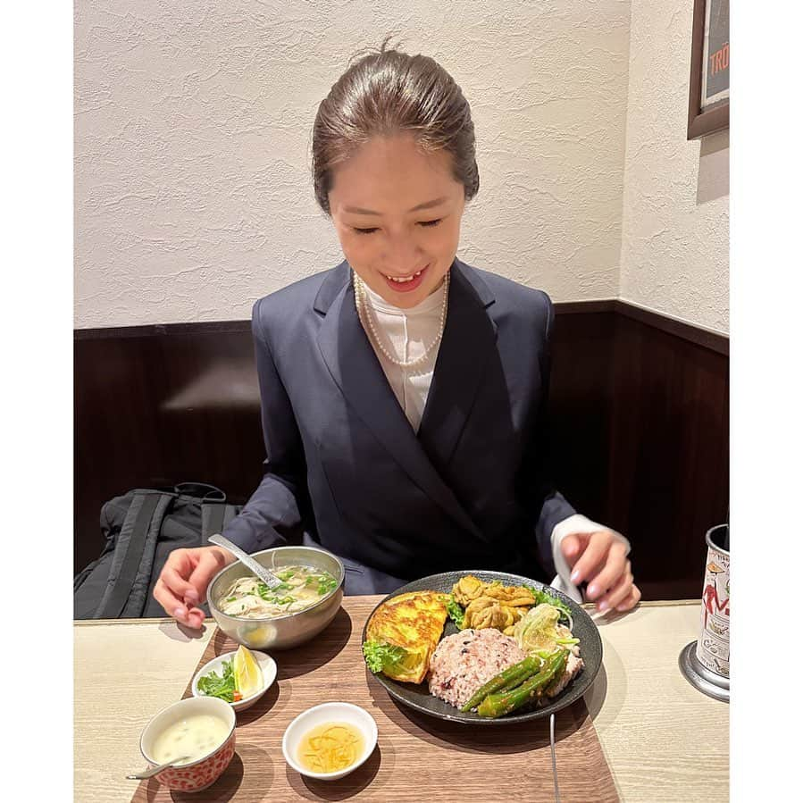 犬山紙子さんのインスタグラム写真 - (犬山紙子Instagram)「つるちゃんとベトナム料理ランチ。 バインセオサイゴンです。 ココナッツ香る卵のサンド、バインセオは一度食べたら病みつきになる味☺️  デザートのチェーも、ココナッツ味で美味しい！  #ベトナム料理　#ランチ　#有楽町グルメ #有楽町ランチ #バインセオ」5月23日 20時05分 - inuyamakamiko