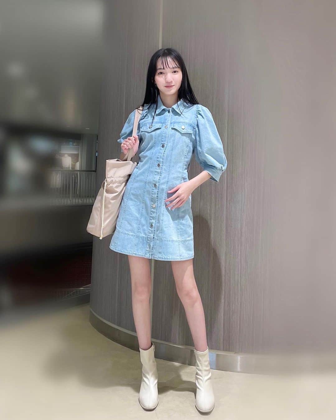 のインスタグラム：「＊ 少し前に買ったデニムワンピース🩵 今一番のお気に入りです🫶 ウエストに同生地のベルトがついてるんだけど ない方がスッキリしたから私は取って着てる！ まだ少し寒い日だったからブーツ合わせた👢 ・ ・ ・ #デニムワンピース #ミニワンピ #ワンピース #magesticlegon #ootd #お気に入り #fashion #ファッション #高身長女子 #jk #山本紗衣」