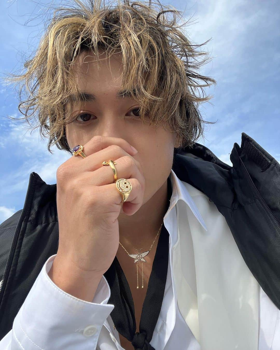 砂田将宏のインスタグラム：「Ding Ding DongのMVどうです？ 5年目に入った俺らの気合いと勢い伝わりました？🔥  #DingDingDong #BBZ_DDD  #BALLISTIKBOYZ #BBZ #Masa:)  Bメロから天使降臨👼  悪魔の方の写真は次で😈」