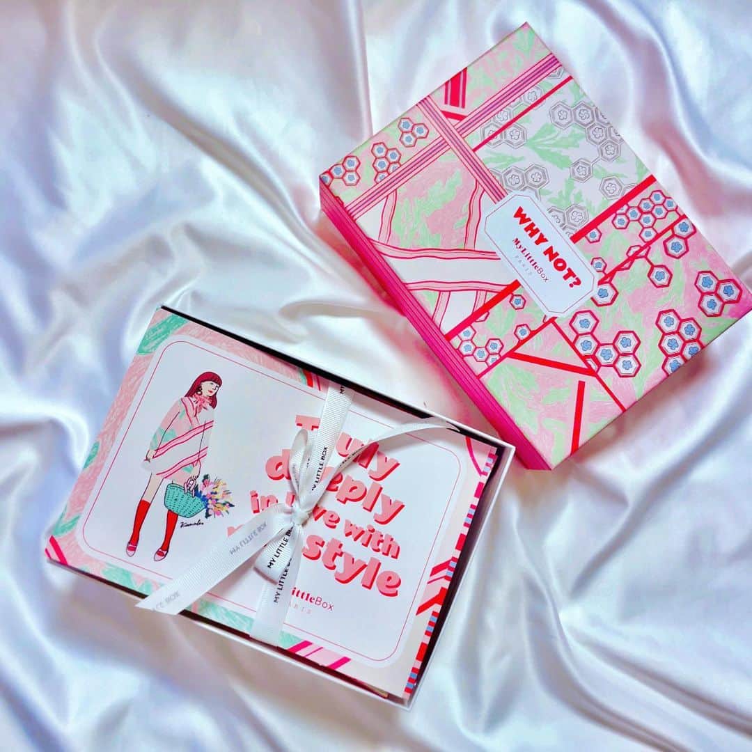 のインスタグラム：「今月の『my little box』が可愛い❤️ フォントとか色も超フランス感🇫🇷  気になる中身はスワイプしてみてね👆  ☑︎ブレスレット2本 ☑︎VTシカバイタルエッセンス ☑︎アネッサ日焼け止め ☑︎デジャブ クリームアイライナー  人気の商品ばかりですね^ ^ 今回もなかなか良いんじゃないでしょうか☺️  マイリトルボックスは、 月一で何が届くかお楽しみなサプライズBOX。 月額3,350円♪ → @my_little_box_japan   パリ発のトレンド雑貨が届くのでワクワクですよ꒰ღ˘◡˘ற꒱ෆ⃛  #pr #インフルエンサーワークス  #マイリトルボックス #mylittlebox #🇫🇷 #フランス  #パリジェンヌ #コスメ好き #夏アクセ #夏メイク」