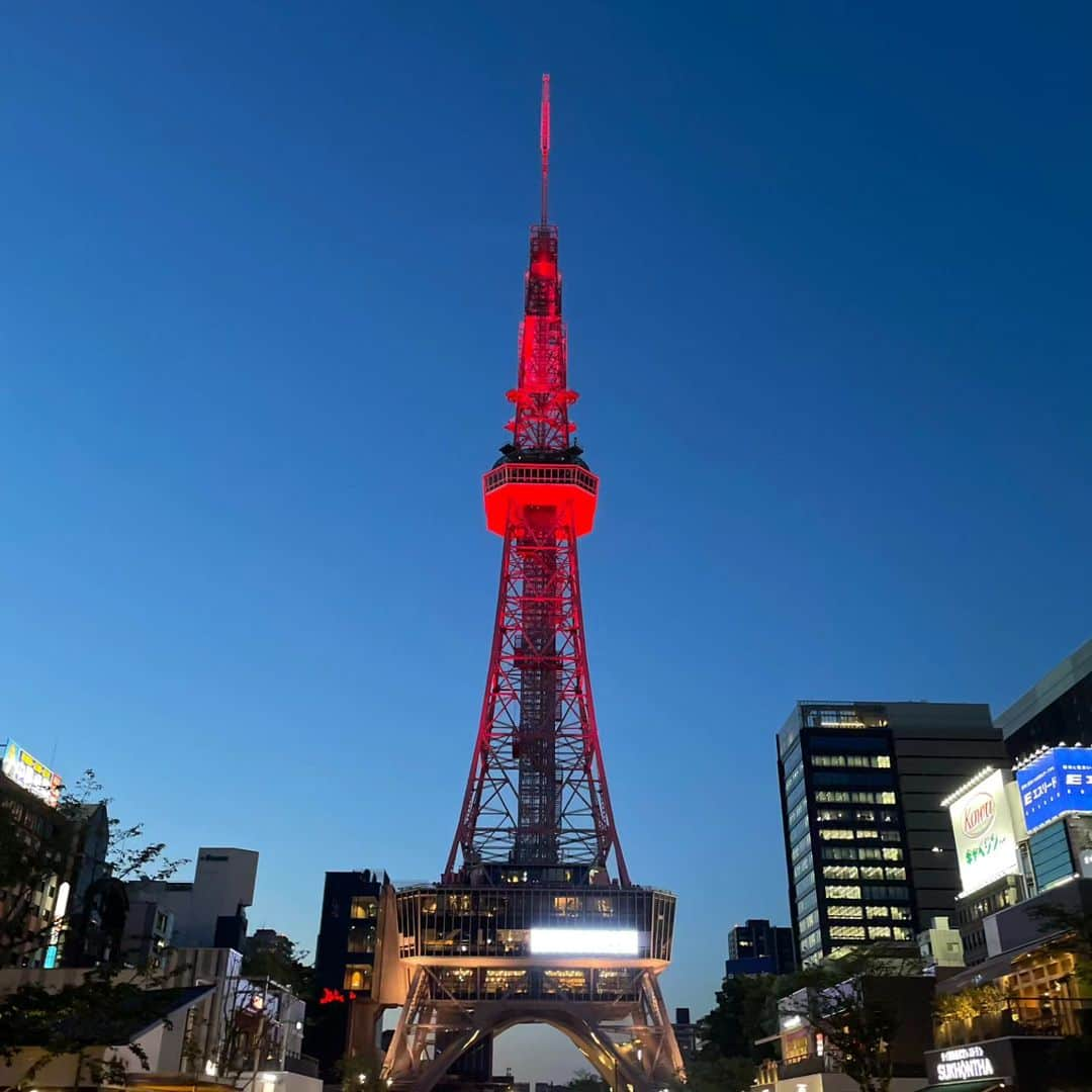 佐藤裕二さんのインスタグラム写真 - (佐藤裕二Instagram)「名古屋の街が深紅に！平野紫耀さんの今後の活躍を願うライトアップ🗼  今朝の「ドデスカ！」でもご紹介した ファンの有志の皆さんの取り組みです。  地元のスターを応援する名古屋 いいですね。  #平野紫耀 さん#ティアラ の皆さん #平野紫耀mirai応援pj  #中部電力ミライタワー #オアシス２１ #ミズベヒロバ　（水盤） #タワー煌ビジョン #HisayaCentralVision #メーテレ#アナウンサー#佐藤裕二」5月23日 20時18分 - karaage_satou