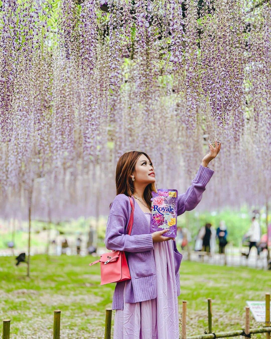 Stella Leeのインスタグラム：「Keeping it fresh and smelling divine all day in Japan with Royale by So Klin Lavender Vanilla. The captivating scent of lavender and vanilla keeps me feeling confident and ready to embrace every adventure.」