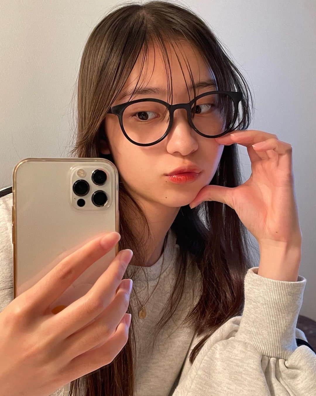 太田雫さんのインスタグラム写真 - (太田雫Instagram)「・ 鏡越し🪞👀 ・ ・ 最近暑かったり寒かったりで体調崩しました😿 ・ みんなも体調にはお気をつけください！ ・ #太田雫#鏡#selfie#だてめがね#06」5月23日 20時11分 - _shizukuota