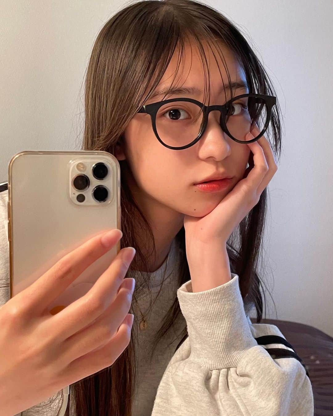太田雫のインスタグラム：「・ 鏡越し🪞👀 ・ ・ 最近暑かったり寒かったりで体調崩しました😿 ・ みんなも体調にはお気をつけください！ ・ #太田雫#鏡#selfie#だてめがね#06」
