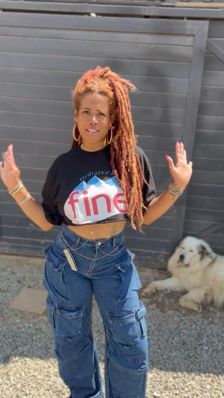ケリスのインスタグラム：「Good morning ! Farm fashion on this lovely Tuesday . Cute n comfy today fam , lots a pockets ! #farmfashion」