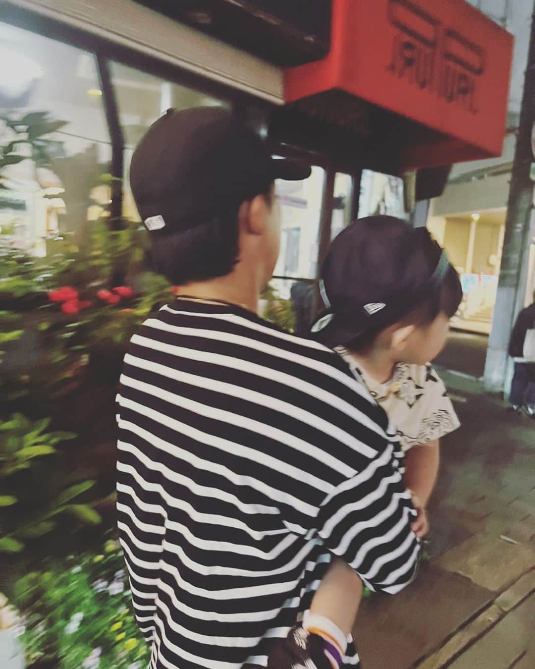 伊藤有志のインスタグラム：「この間のおでかけ🍚 子供の　#neweracap  めちゃくちゃ可愛い🧢  @newerajapan  @newera_golf   #おでかけ #ご飯  #親子 #ファミリー  #帽子 #かわちい」