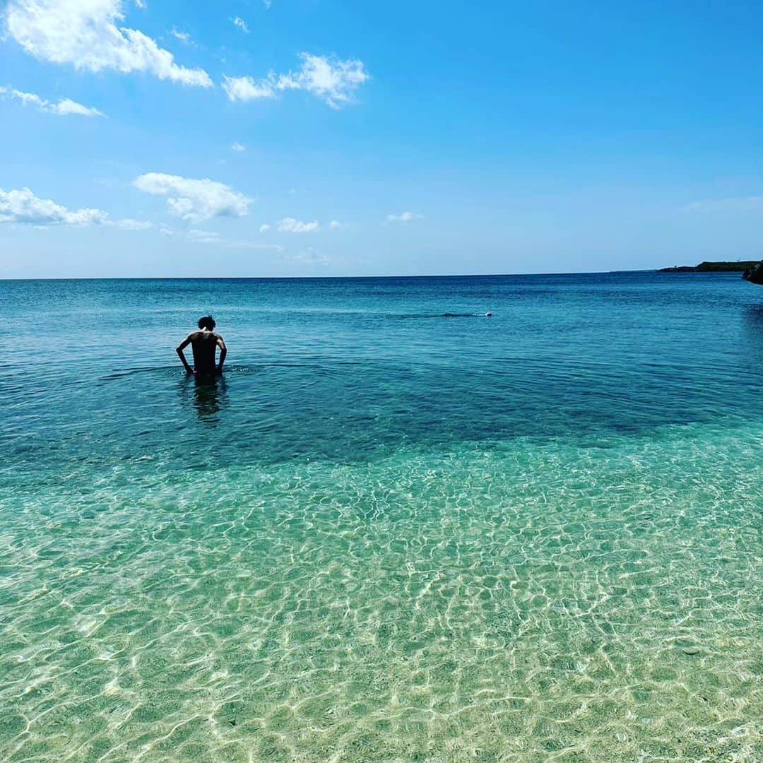 中村昌也のインスタグラム：「海を感じる❕ 梅雨ですが…、お待ちしております😂 宮古島市平良下里646-2 バロックビル6階 #宮古島 #沖縄 #宮古島バー #miyakojima #miyakojimabar #バーイズ #イズ #baris #is #newopen #居酒屋 #海 #beach #japan #中村昌也」