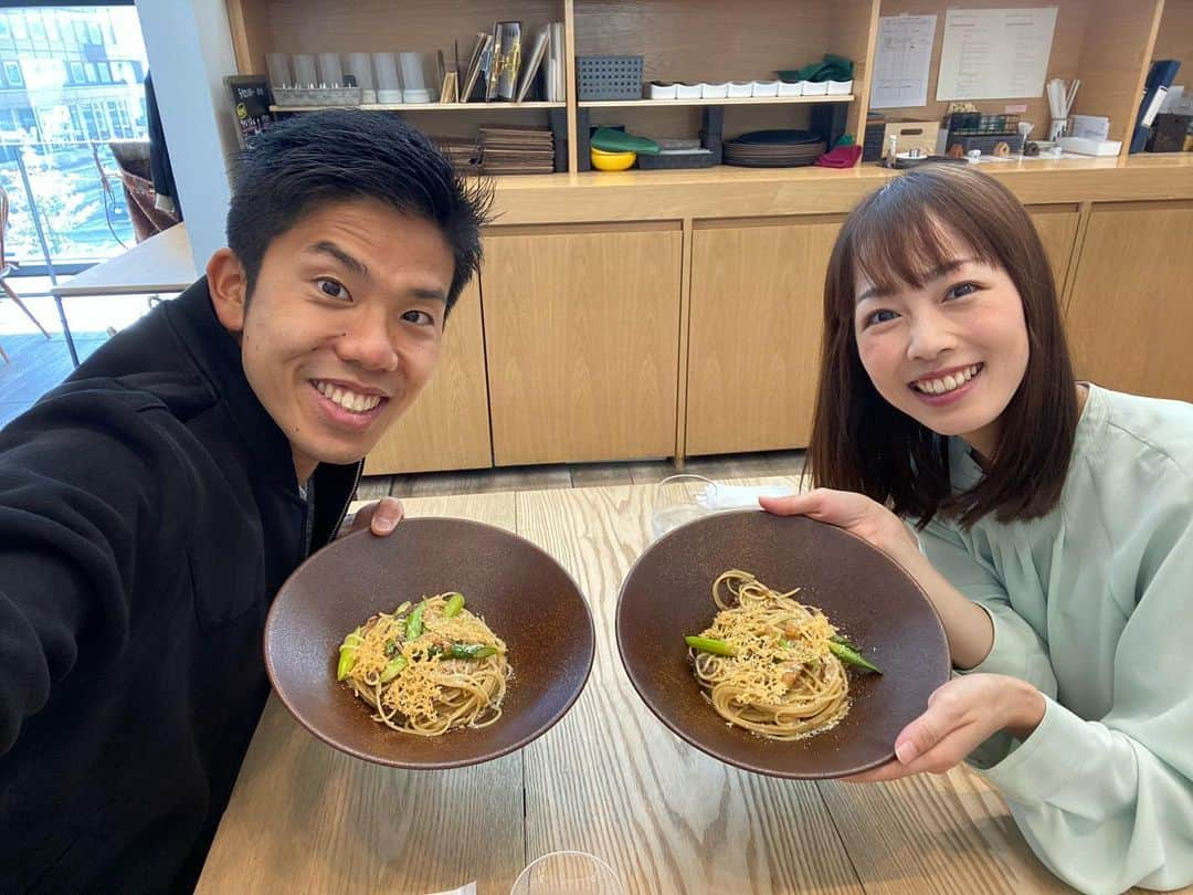 五十幡裕介のインスタグラム：「春花さんとランチ☀️ 色々話して、話を聞かせてもらって、時間が足りなかった🤣 褒めて叱って下さる、先輩でありお姉さんです✨  #高橋春花 さん #ランチ #先輩 #1歳違い #精神年齢 はだいぶ離れている気がします(笑) #楽しかったです！ #ありがとうございました！ #HTB #アナウンサー #五十幡裕介」